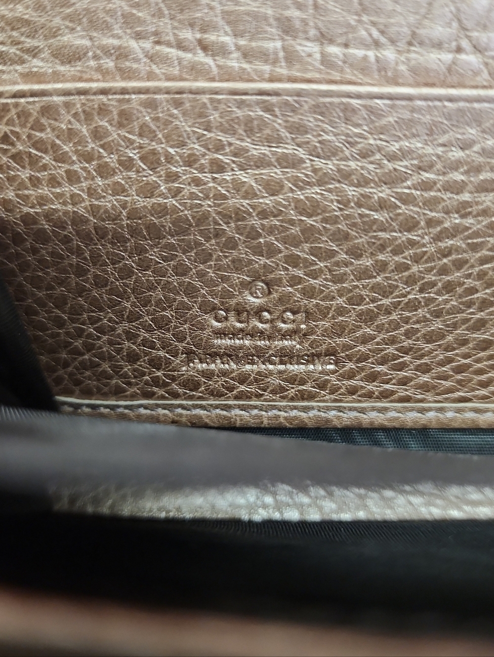 Authentic Light Pink Shimmery Leather Gucci Soho Lonh Zippy Wallet - Picture 6 of 9